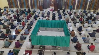 Salat Jumat di Masjid Agung Cimahi Masih Jaga jarak, DKM: Masih Menyesuaikan