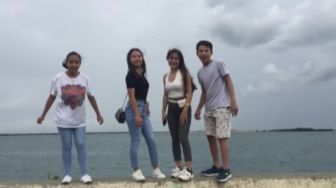 Aksi Muda-Mudi saat Foto Bersama di Tepi Laut, Endingnya Bikin Ngilu: Sakit