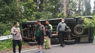 Minibus Berpenumpang Rombongan Santri Terguling di Magetan, Dilaporkan 22 Orang Terluka