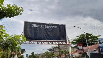 Dua Reklame di Jembatan Penyebrangan tanpa Izin di Pekanbaru Masih Dibiarkan Terpajang