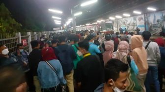 KRL Tetiba Terhenti di Stasiun Tanjung Barat, Penumpang Kesal: Sudah Setengah Jam, Bisa Jalan atau Tidak?