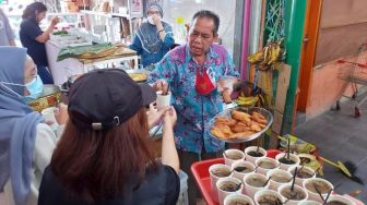 Pedagang Pasar Klojen Malang Merayakan Hari Kopi Nasional dengan Menyeruput Kopi Arjuna Robusta