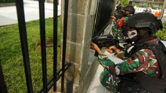 Prajurit TNI AD melakukan penyergapan musuh saat latihan tempur kota (Latpurkota) Yonif 407/PK di Gedung Birao, Tegal, Jawa Tengah, Jumat (11/3/2022).  ANTARA FOTO/Oky Lukmansyah
