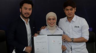 Rizky Billar Pamer Foto Bareng Bos TV, Rudy Salim Soroti Senyum Lesti Kejora: Kayak Tertekan Yah