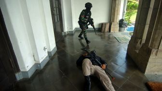 Prajurit TNI AD melakukan penyergapan musuh saat latihan tempur kota (Latpurkota) Yonif 407/PK di Gedung Birao, Tegal, Jawa Tengah, Jumat (11/3/2022).  ANTARA FOTO/Oky Lukmansyah
