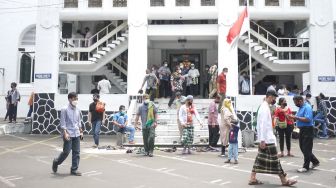 Warga Muslim berjalan keluar usai menunaikan shalat Jumat berjamaah di Masjid Cut Mutia, Menteng, Jakarta, Jumat (11/3/2022). ANTARA FOTO/Paramayuda

