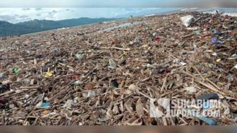 Miris! Pantai Loji Palabuhanratu Jadi Lautan Sampah Gara-gara Banjir Sungai Cimandiri