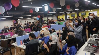 Karyawan dan tim redaksi Suara.com menyaksikan penampilan grup musik The Rain saat ulang tahun ke-8 Suara.com di Kantor Redaksi Suara.com, Mega Kuningan, Jakarta, Jumat (11/3/2022). [Suara.com/Angga Budhiyanto]