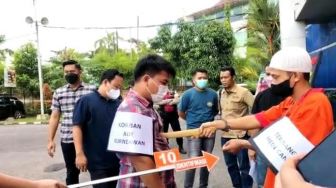 Rekonstruksi Pembunuhan di Lorong Kenari, Korban Peluk Pelaku sebelum Jatuh Tersungkur