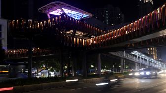 Suasana Jembatan Penyeberangan Orang (JPO) Pinisi Karet-Sudirman pada malam hari di Jakarta, Sabtu (12/3/2022). [Suara.com/Angga Budhiyanto]