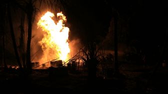 Api membumbung dari sumur minyak ilegal di kawasan pemukiman penduduk Desa Mata Ie, Kecamatan Ranto Peureulak, Aceh Timur, Sabtu (12/3/2022). ANTARA FOTO/Syifa Yulinnas