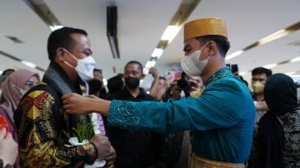 Antusias Masyarakat Sambut Kedatangan Gubernur Sulsel di Bandara Sultan Hasanuddin