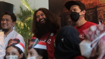 Para pemain, produser, dan sutradara film Hayya 2 memberikan keterangan pers saat "Press Screening" film terbaru mereka di Epicentrum XXI, Kuningan, Jakarta, Sabtu (12/3/2022). [Suara.com/Angga Budhiyanto]