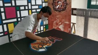 Keren! Indonesia Rumah MotoGP, Penyandang Disabilitas di Solo Kreasikan Batik Motif MotoGP Mandalika