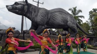 Sejumlah seniman menampilkan tarian sembilan bidadari saat rangkaian pawai di Alas Harum Bali, Desa Tegallalang, Gianyar, Bali, Minggu (13/3/2022). [ANTARA FOTO/Nyoman Hendra Wibowo/hp]