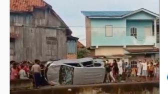 Emosi Karena Menabrak Warga 13 Ilir, Mobil Avanza Diamuk Massa hingga Ditenggelamkan ke Sungai Jerambah Geledek