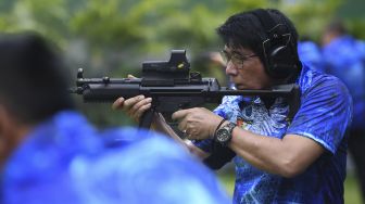 Komedian Eddy Soepono alias Parto Patrio membidik sasaran saat akan mengikuti Lomba Menembak Piala Komandan Pasukan Pengamanan Presiden (Danpaspampres) 2022 dalam kelas ekshibisi 'Dueling Plate' di Lapangan Tembak Senayan, Jakarta, Minggu (13/3/2022). [ANTARA FOTO/M Risyal Hidayat/foc]