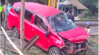 Kereta Api Tabrak Mobil Toyota Calya, Satu Orang Tewas di Tempat