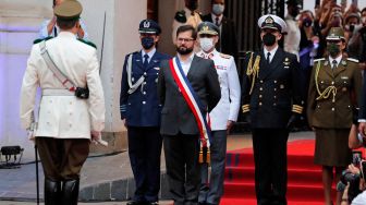 Presiden baru Chili Gabriel Boric tiba di Istana La Moneda setelah upacara pelantikannya di Santiago, Chili, Jumat (11/3/2022). [JAVIER TORRES / AFP]