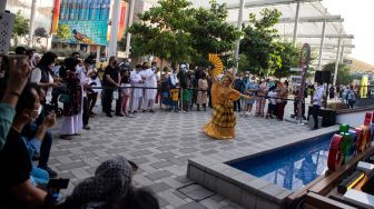 Pengunjung menyaksikan tarian Indonesia di area Paviliun Indonesia saat Dubai Expo 2020, Uni Emirat Arab, Jumat (11/3/2022). [ANTARA FOTO/M Agung Rajasa/nym]