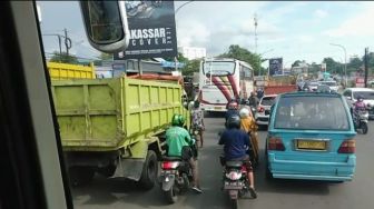 Antrean Panjang Kendaraan Makin Sering Terjadi di SPBU, Bahan Bakar Solar Langka di Sumsel?