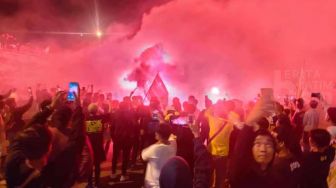 Ultrasmania Rayakan Gresik United Naik Kasta ke Liga 2