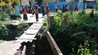 Sejumlah Siswa SD di Sumbar Jatuh Akibat Jembatan Ambrol, Sempat Terseret Arus Sungai