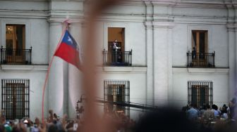 Presiden baru Chili Gabriel Boric menyampaikan pidato di Istana La Moneda di Santiago, Chili, Jumat (11/3/2022). [Pablo Vera / AFP]