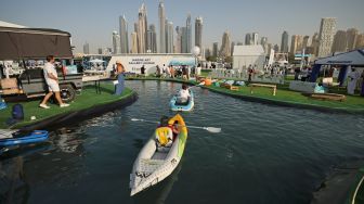 Orang-orang mengunjungi Dubai International Boat Show di Uni Emirat Arab, Minggu (13/2/2022). [Karim SAHIB / AFP]