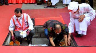 Menteri Perhubungan Budi Karya Sumadi (kiri) bersama Gubernur Bali Wayan Koster (tengah) meletakkan batu pertama proyek revitalisasi bangunan gedung VVIP Bandara Internasional I Gusti Ngurah Rai di Badung, Bali, Minggu (13/3/2022). [ANTARA FOTO/Fikri Yusuf/hp]
