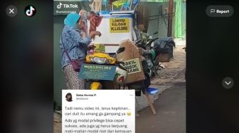 Banting Tulang Cari Uang,  Ibu Ini Viral Jual 7 Macam Barang dan Jasa Dalam Satu Motor!