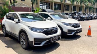 Aset milik Doni Salmanan berupa dua buah mobil Honda CRV Prestige yang disita polisi dipamerkan di Mabes Polri, Jakarta Selatan, Senin (14/3/2022). [Suara.com/Rena Pangesti]