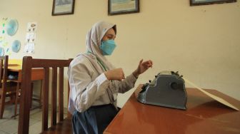 Pelajar mengikuti ujian sekolah berbasis nasional di SMA SLBA Pembinaan Tingkat Nasional Jakarta, Senin (14/3/2022). [ANTARA FOTO/Reno Esnir/aww]