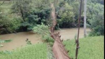 Sudah Lapuk Jembatan Lebak Nangka Putus, Sembilan Siswa Terjatuh