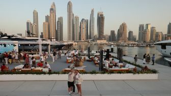 Orang-orang mengunjungi Dubai International Boat Show di Uni Emirat Arab, Minggu (13/2/2022). [Karim SAHIB / AFP]