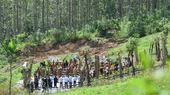 Suasana seremoni ritual Kendi Nusantara di titik nol Ibu Kota Negara (IKN) Nusantara di Kecamatan Sepaku, Penajam Paser Utara, Kalimantan Timur, Senin (14/3/2022). [ANTARA FOTO/Hafidz Mubarak A/aww]
