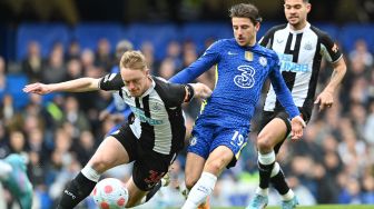 Striker Newcastle United Dwight Gayle (kiri) bersaing dengan gelandang Chelsea Mason Mount (tengah) saat pertandingan sepak bola Liga Premier Inggris antara Chelsea dan Newcastle United di Stadion Stamford Bridge, London , Inggris, Sabtu (13/2/2022). [JUSTIN TALLIS / AFP]