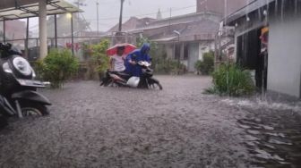 Banjir Melanda Kota Malang, Pelanggan Kafe Panik Menyelamatkan Motornya