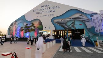 Orang-orang mengunjungi Dubai International Boat Show di Uni Emirat Arab, Minggu (13/2/2022). [Karim SAHIB / AFP]