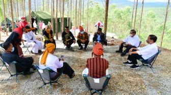 Tokoh Adat Temui Jokowi di Titik Nol IKN, Berharap Pembangunan SDM di Kalimantan Didahulukan