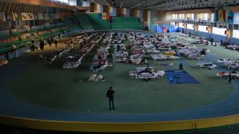 Para pengungsi dari Ukraina berlindung di aula utama kompleks atletik di ibukota Kishinev, Moldova, Kamis (10/3/2022). [MENAHEM KAHANA / AFP]
