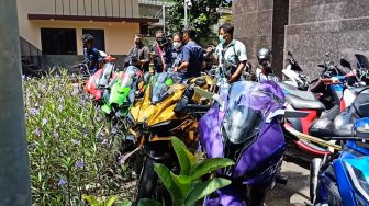 Deretan sepeda motor milik Doni Salmanan, dari jenis trail hingga sport yang disita polisi dipamerkan di Mabes Polri, Jakarta Selatan, Senin (14/3/2022). [Suara.com/Rena Pangesti]