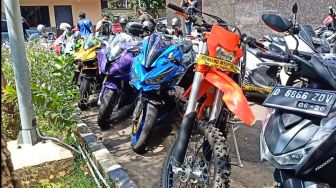 Deretan sepeda motor milik Doni Salmanan, dari jenis trail hingga sport yang disita polisi dipamerkan di Mabes Polri, Jakarta Selatan, Senin (14/3/2022). [Suara.com/Rena Pangesti]