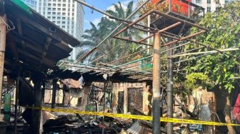 Diduga Gara-gara Pengisi Daya HP, Belasan Rumah Kontrakan di Belakang Apartemen Sudirman Park Ludes Terbakar
