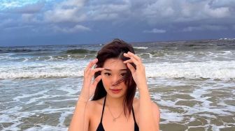 Livy Renata Pose Cantik di Pantai Pakai Bikini, Netizen Langsung Heboh: Awas Masuk Angin