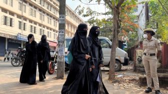 Aturan Larangan Hijab Diberlakukan di Karnataka, Warga Muslim Gelar Protes