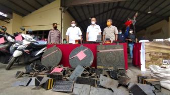 1 Orang Pensiunan PNS Bersama Komplotannya Nekat Curi Besi Pembatas Trotoar dan Penutup Gorong-gorong Demi Beli Narkoba