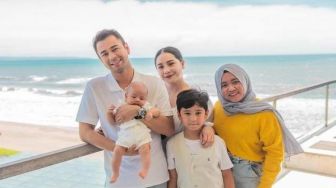 Raffi Ahmad Ajak Umroh Orang Tua Asistennya: Rezeki Melimpah!