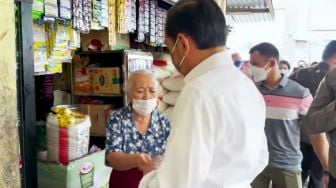 Momen Saat Presiden Jokowi Bayar Minyak Goreng yang Dibeli di Pasar Sentul Yogyakarta Uang Sisanya Dikembalikan