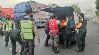 Jalan Seperti Orang Linglung, Pria di Surabaya Tiba-tiba Loncat Menabrakkan-diri ke Truk Kontainer